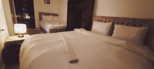 开罗Carpet Alaadein Pyramids view的一张大白色的床,位于酒店客房内