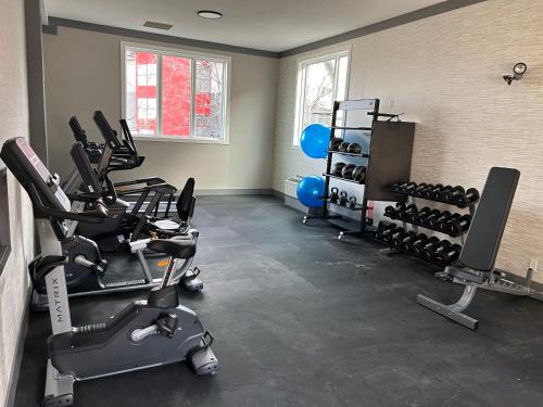 坎卢普斯Prestige Aberdeen Lodge Kamloops的健身房,配有跑步机和健身器材