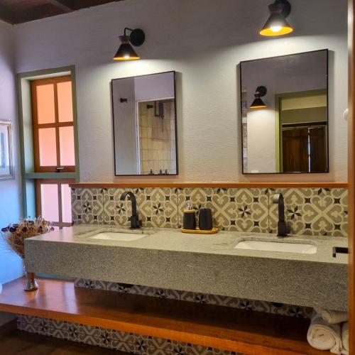 皮雷诺波利斯Pouso 22的浴室设有2个水槽和2面镜子