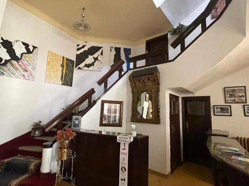 米德勒特Hôtel El Ayachi的客厅位于房子内,设有螺旋楼梯