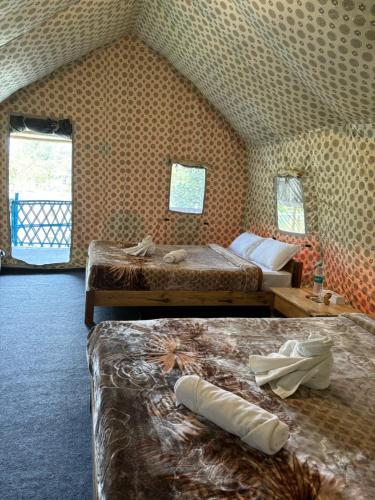 卡齐兰加Kodom Bari Retreat, Kaziranga的酒店客房带两张床和两个窗户