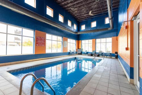 尼亚加拉瀑布卡里卡酒店的一个带蓝色墙壁和窗户的大型游泳池