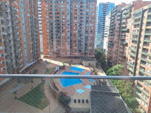 Apartamento en Ciudad Del Rio El Poblado Medellin内部或周边泳池景观