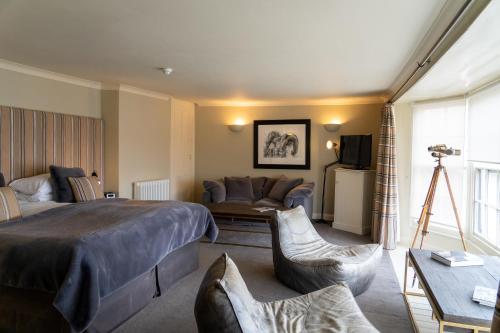 哈里奇码头酒店的酒店客房,配有床和沙发
