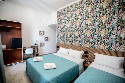 罗马德勒尔布酒店的酒店客房带两张床和壁纸