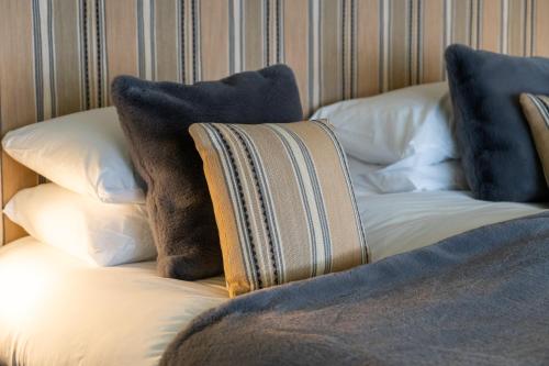 哈里奇码头酒店的以及一张带枕头的沙发