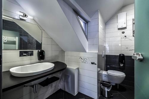 斯科普里Sienna Apartments的一间带水槽和卫生间的浴室