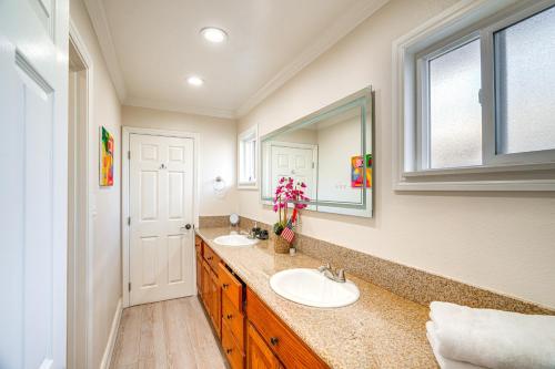 萨利纳斯Quiet South Salinas Home Next to SVMH!的浴室设有2个水槽和镜子