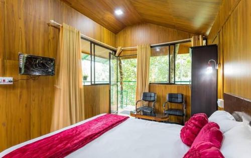 Anachalvattachalil villa的一间卧室设有一张大床和一个窗户。