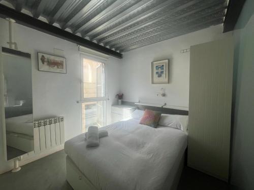 阿利坎特Casa Enroque的卧室配有一张大白色床和窗户