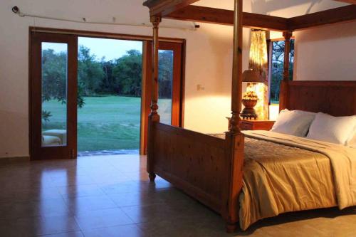 璜多里奥JuanDolio Guavaberry +3Brd 13p/p的一间卧室配有一张床,享有高尔夫球场的景色