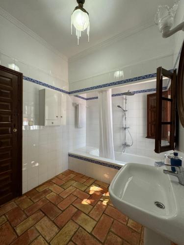 卡迪瓦Garden Suites Xativa的浴室配有盥洗盆和浴缸。