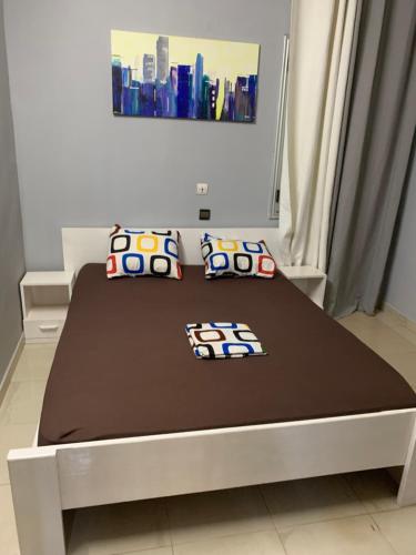 瓦加杜古Villa JFK2的一张床上有两个枕头的房间