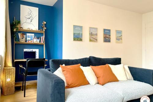 勒阿弗尔Le Mailleraye - Quiet - Hyper Center的蓝色的客厅配有蓝色的沙发及橙色枕头