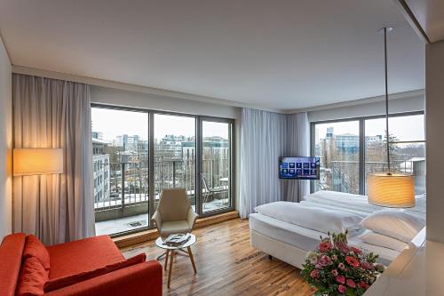 柏林柏林提尔公园帕斯塔纳酒店的一间卧室设有一张床和一个大窗户