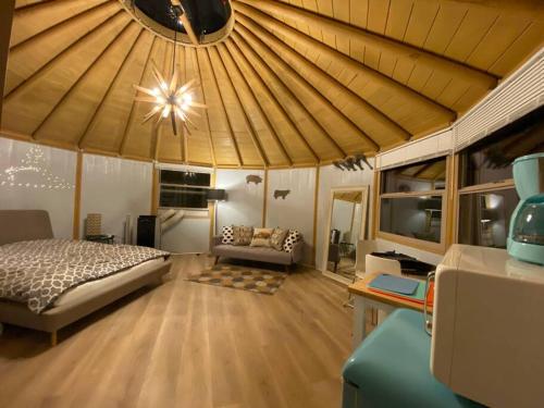 Valley CenterGlamping-Sky Dome Yurt-Tiny House-2 by Lavenders field的一间卧室配有一张床和一个沙发