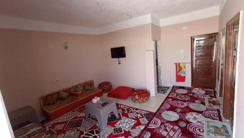 锡瓦Nubian Bayt Ward in Siwa的客厅配有床和沙发