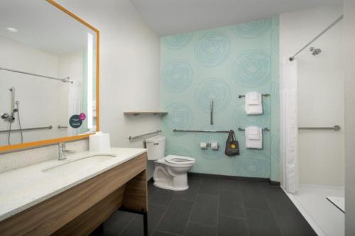 圣安东尼奥Tru By Hilton San Antonio North的浴室配有卫生间、盥洗盆和淋浴。