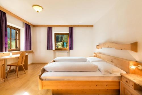 拉辛Ferienhaus Daniel的一间卧室设有两张床、一张桌子和窗户。