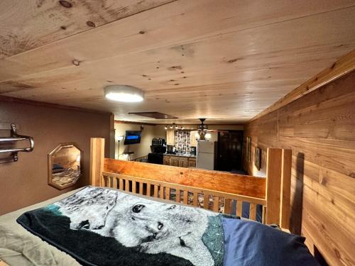 Irons佳熊公寓式酒店的一间卧室,床上有北极熊的照片