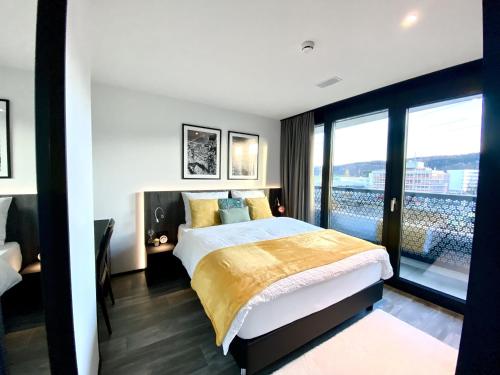 苏黎世GLAD Spot: Zurich - Central - Design - Netflix的一间卧室设有一张大床和一个大窗户
