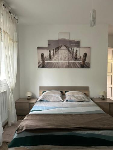 居让梅斯特拉Wilo Gujan的一间卧室配有一张壁画床