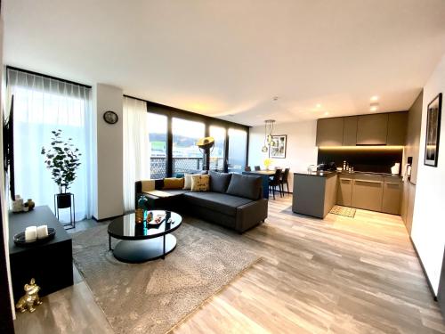 苏黎世GLAD Spot: Zurich - Central - Design - Netflix的客厅配有沙发和桌子