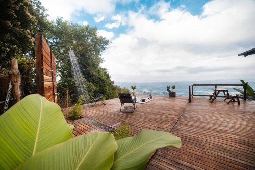 QuindíoEl Refugio的享有水景的木制甲板