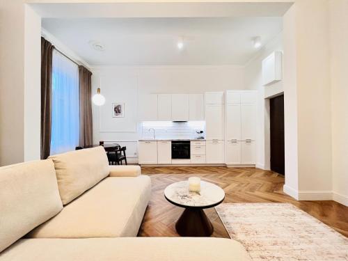 卢宾Apartamenty Lubin - Noclegi Lubin的客厅配有沙发和桌子