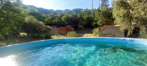 圣路易斯Hospedaje Serrano Suyuque Viejo的庭院里的一个蓝色海水游泳池