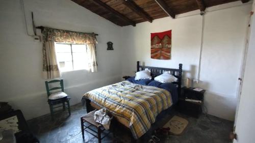 圣路易斯Hospedaje Serrano Suyuque Viejo的一间卧室设有一张床和一个窗口