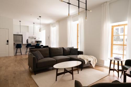 蒙特利尔Maison Rasco by Luxury In Transit的客厅配有沙发和桌子