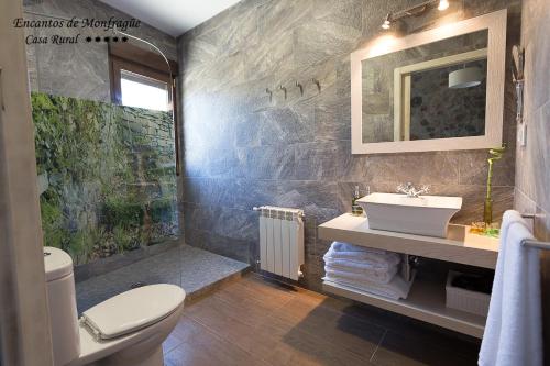 马尔帕尔蒂达德普拉森西亚恩坎托斯蒙弗拉格乡村民宿的一间带水槽和卫生间的浴室