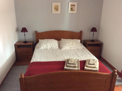 圣地亚哥-杜卡森Country House Porto Covo, Monte da Casa Velha的一间卧室,床上有两张盘子