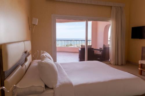 艾因苏赫纳La Siesta Hotel Al Sokhna的一间卧室设有一张床,享有海景