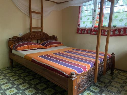 南威Village Hostel的一间卧室配有木床和2个窗户