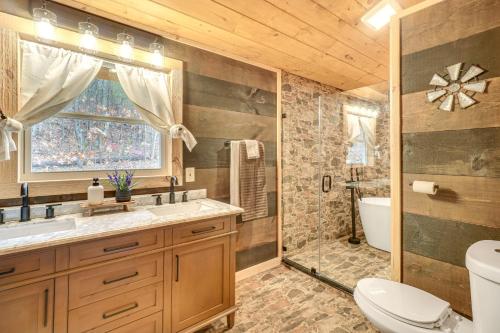 鸽子谷Cozy Sevierville Cabin with Hot Tub and Game Room!的浴室配有卫生间、盥洗盆和淋浴。