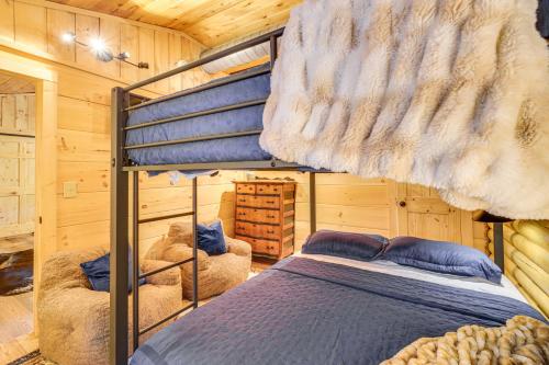 鸽子谷Cozy Sevierville Cabin with Hot Tub and Game Room!的小屋内一间卧室配有一张双层床