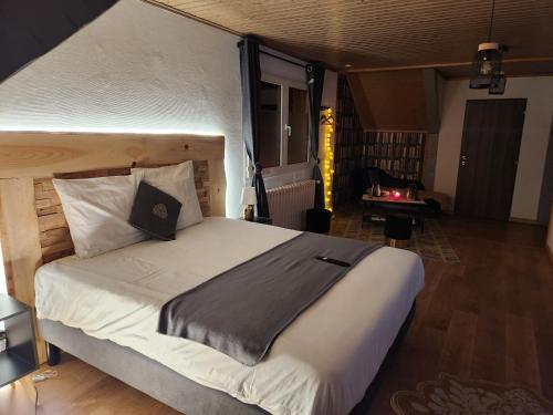 CusanceChambre d'hôte de la Source Bleue的一间卧室,卧室内配有一张大床