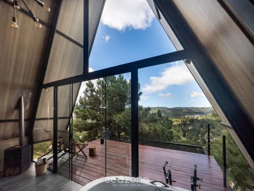 坎波斯杜若尔当Chales Naturale - Campos do Jordão - CNA的浴室设有大窗户,享有甲板的景色