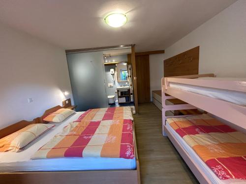 博维茨Apartments Mrakič的一间带两张床的卧室和一间浴室
