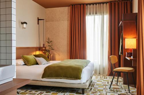 圣马洛Hôtel Oré, Saint-Malo的一间卧室设有一张大床和一个窗户。