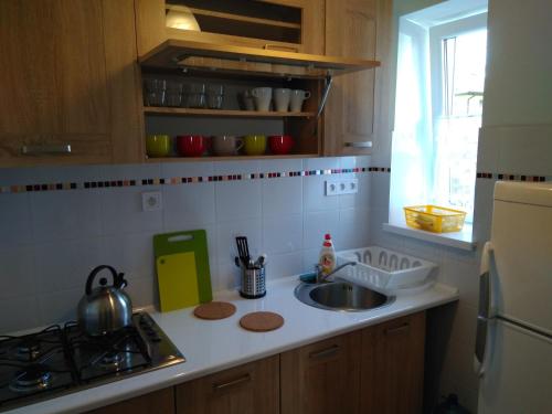 华沙Studio - noclegi pracownicze , max 7 osób的厨房柜台设有水槽和炉灶。