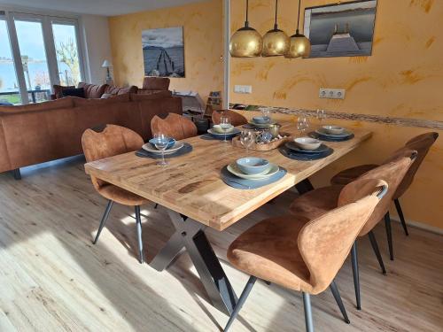 登乌弗Wierhooft 21的一间带木桌和椅子的用餐室