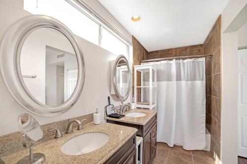 拉斯维加斯Luxury modern home in Las Vegas的一间带两个盥洗盆和大镜子的浴室
