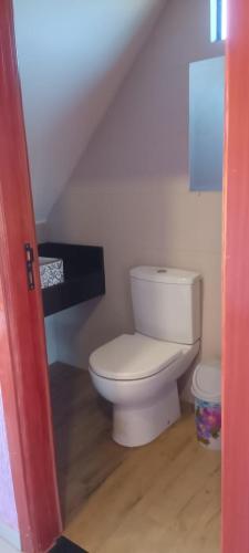 埃斯特城Ñande renda的一间位于客房内的白色卫生间的浴室
