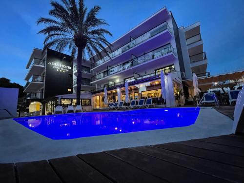 库尼特库尼特普拉亚阿迪亚酒店的建筑前方有蓝色游泳池的酒店