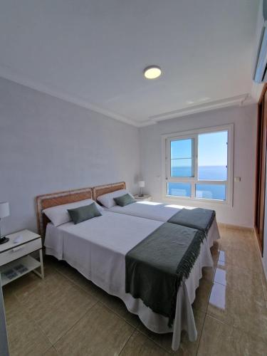 BocacangrejoVilla Costa的一间卧室设有一张大床和一个窗户。