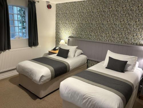 艾恩布里奇贝斯特维斯特山谷酒店的一间酒店客房,房间内设有两张床