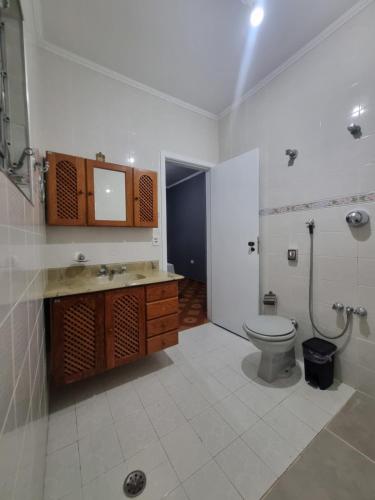 瓜鲁柳斯Villa Fátima Hostel GRU的一间带卫生间和水槽的浴室